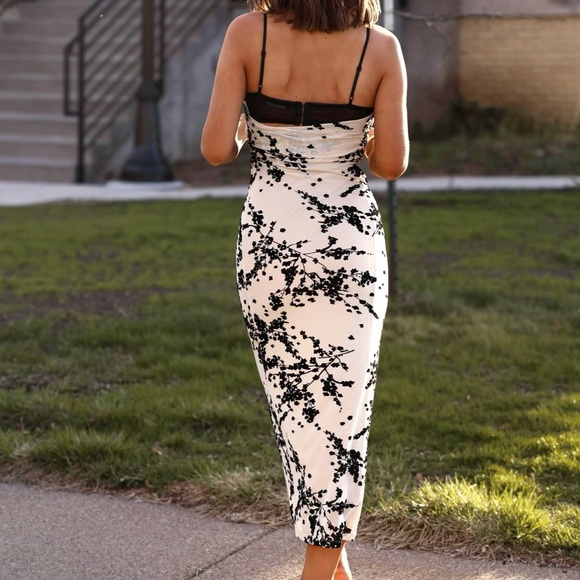 Elegant Black and White Floral Dress - Picture 2 of 4